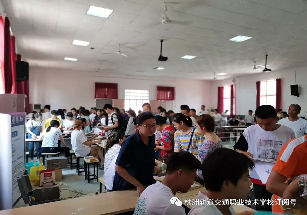 株軌驕子 鏗鏘追夢——2019年株洲軌道交通職業(yè)技術(shù)學(xué)校新生報到
