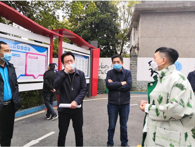 暖心下基層 慰問鼓干勁----株洲市、區(qū)總工會(huì)慰問株軌疫情防控職工