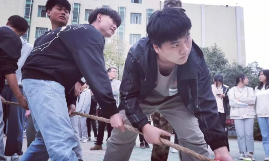 齊心協(xié)力，“繩”彩飛揚(yáng)-我校舉行拔河比賽